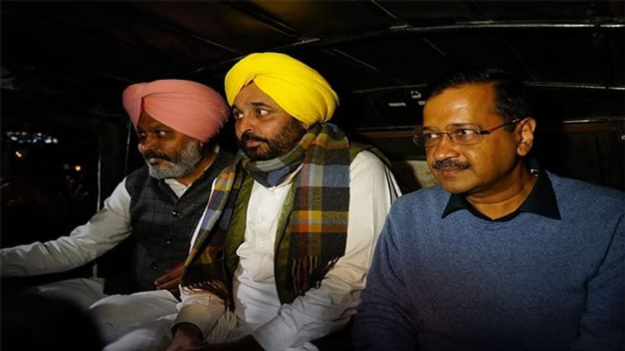 पंजाब में मतदान के बाद AAP के नेता रोज नए ‘वादे' कर ‘वोटर्स' के साथ कैसा माइंडगेम खेल रहे हैं? Inside Story पंजाब में मतदान के बाद AAP के नेता रोज नए ‘वादे' कर ‘वोटर्स' के साथ कैसा माइंडगेम खेल रहे हैं? Inside Story