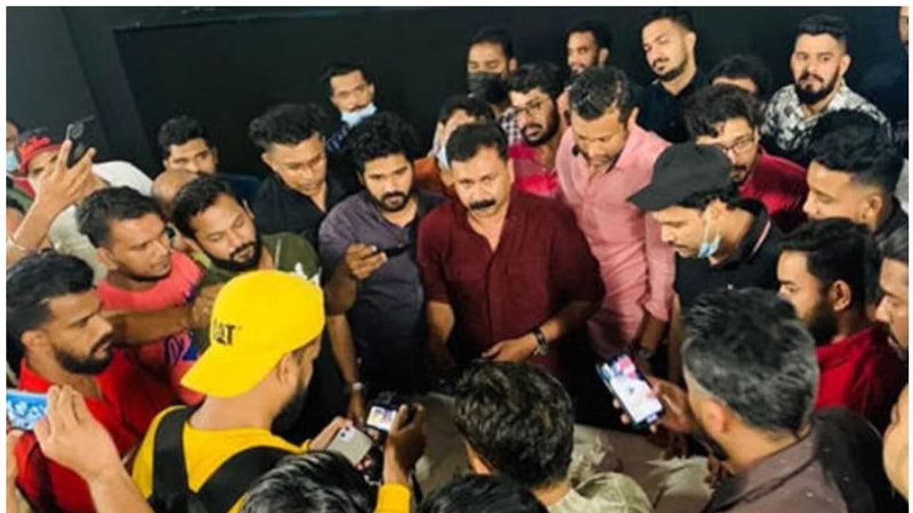 Bheeshma Parvam : 'ഭീഷ്മപര്വ്വ'ത്തിന് സൗദിയിലും വന് വരവേല്പ്പ് Bheeshma Parvam : 'ഭീഷ്മപര്വ്വ'ത്തിന് സൗദിയിലും വന് വരവേല്പ്പ്