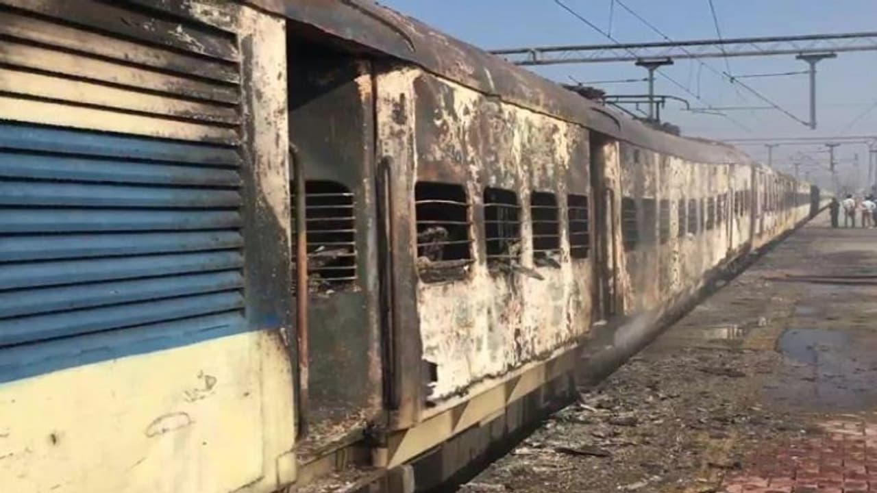 मेरठ में स्टेशन पर खड़ी ट्रेन में लगी भीषण आग, एक घंटे में दो कोच जलकर हुए खाक मेरठ में स्टेशन पर खड़ी ट्रेन में लगी भीषण आग, एक घंटे में दो कोच जलकर हुए खाक