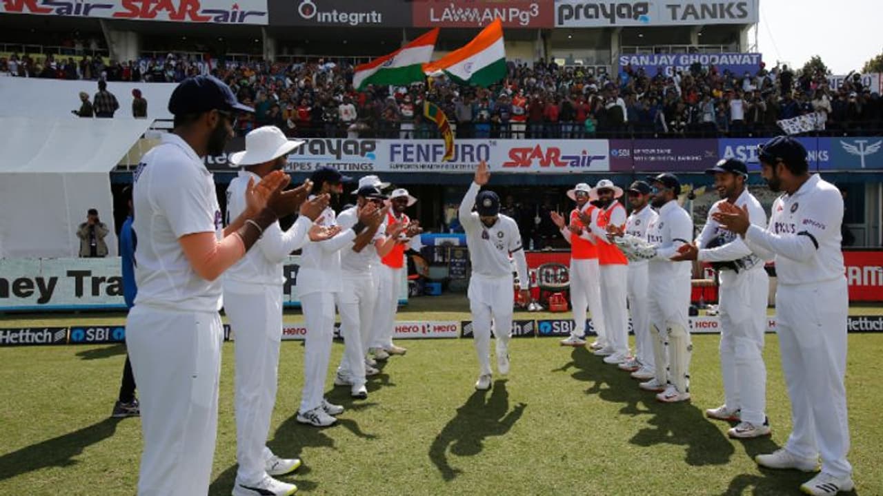 Virat Kohli’s 100th Test : വിരാട് കോലിയെ കിംഗായി വാഴിച്ച് രോഹിത്; സഹതാരങ്ങളുടെ ഗാര്ഡ് ഓഫ് ഹോണര് വീഡിയോ Virat Kohli’s 100th Test : വിരാട് കോലിയെ കിംഗായി വാഴിച്ച് രോഹിത്; സഹതാരങ്ങളുടെ ഗാര്ഡ് ഓഫ് ഹോണര് വീഡിയോ