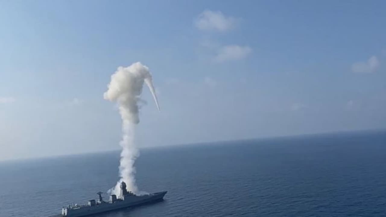 అధునాతన బ్రహ్మోస్ క్షిపణిని పరీక్షించిన భారత నౌకాదళం అధునాతన బ్రహ్మోస్ క్షిపణిని పరీక్షించిన భారత నౌకాదళం