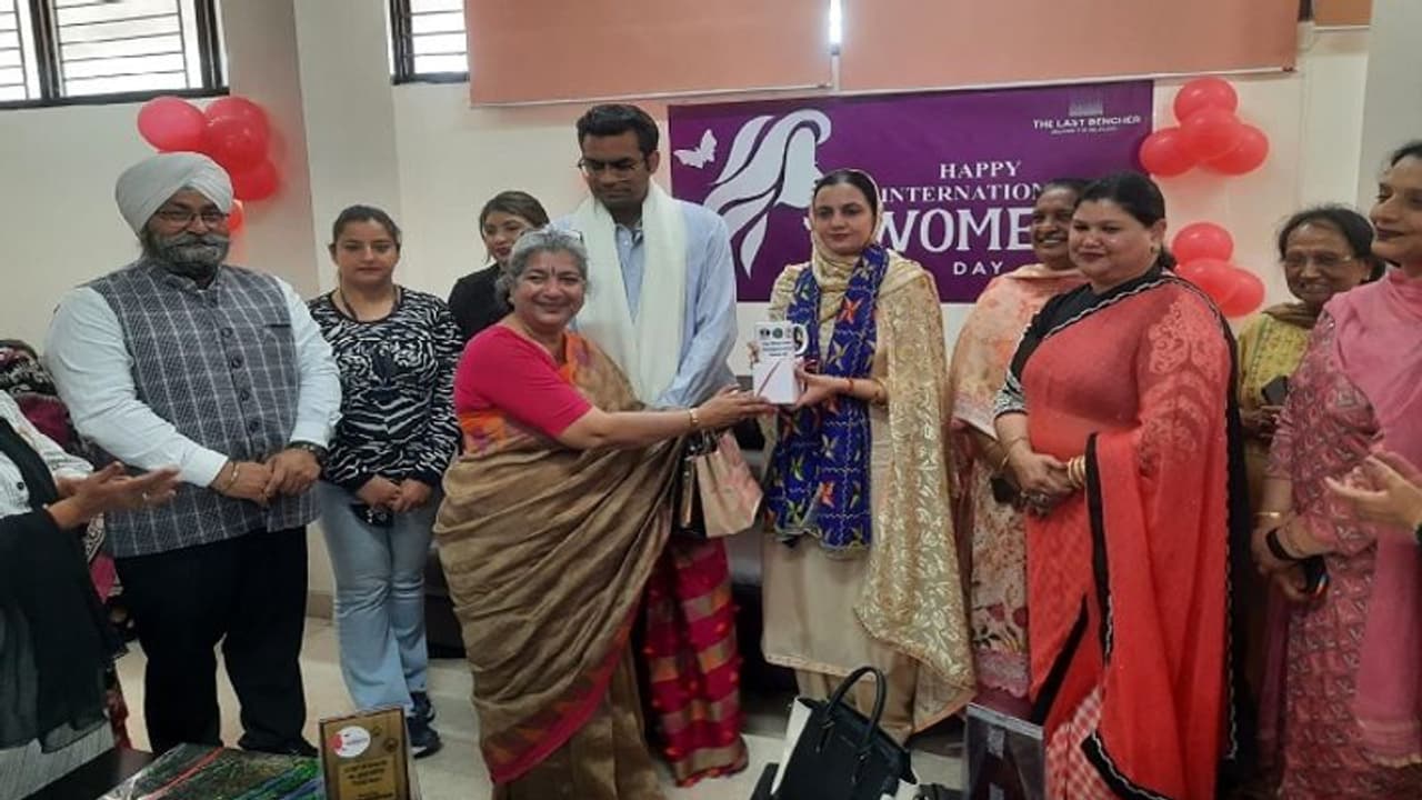 समाजसेवी संस्थाओं ने मनाया अंतर्राष्ट्रीय महिला दिवस, कोरोना में सुहाग खोने वाली महिलाओं को किया सम्मानित समाजसेवी संस्थाओं ने मनाया अंतर्राष्ट्रीय महिला दिवस, कोरोना में सुहाग खोने वाली महिलाओं को किया सम्मानित