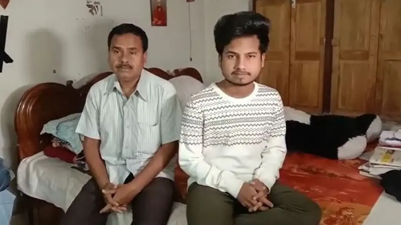 যুদ্ধের স্মৃতি তাড়া করে বেড়াচ্ছে অর্পণকে, ছেলেকে ফিরে পেয়ে খুশির হাওয়া বসিরহাটের মণ্ডল পরিবারে যুদ্ধের স্মৃতি তাড়া করে বেড়াচ্ছে অর্পণকে, ছেলেকে ফিরে পেয়ে খুশির হাওয়া বসিরহাটের মণ্ডল পরিবারে