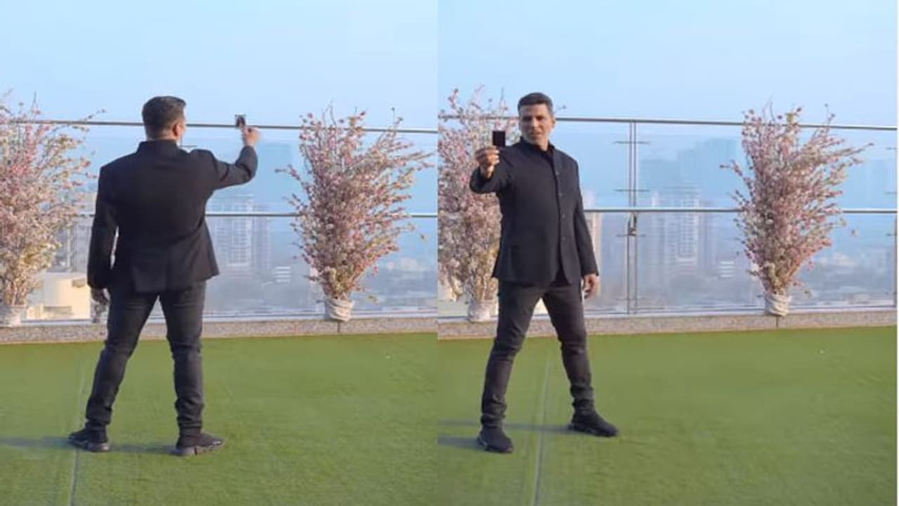 ट्विंकल खन्ना को छोड़ Akshay Kumar किसके इश्क में डूबे आ रहे हैं नजर, हाथ में फोटो ले गाते दिखे ये गाना ट्विंकल खन्ना को छोड़ Akshay Kumar किसके इश्क में डूबे आ रहे हैं नजर, हाथ में फोटो ले गाते दिखे ये गाना