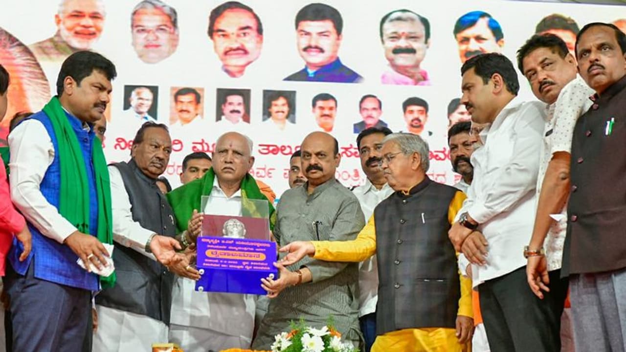 ಶಿಕಾರಿಪುರ ಜನರ ಋಣದ ಬಗ್ಗೆ ಮಾತನಾಡಿದ ಯಡಿಯೂರಪ್ಪ, ಬೆಂಕಿಯ ಚೆಂಡು ಎಂದ ಈಶ್ವರಪ್ಪ ಶಿಕಾರಿಪುರ ಜನರ ಋಣದ ಬಗ್ಗೆ ಮಾತನಾಡಿದ ಯಡಿಯೂರಪ್ಪ, ಬೆಂಕಿಯ ಚೆಂಡು ಎಂದ ಈಶ್ವರಪ್ಪ