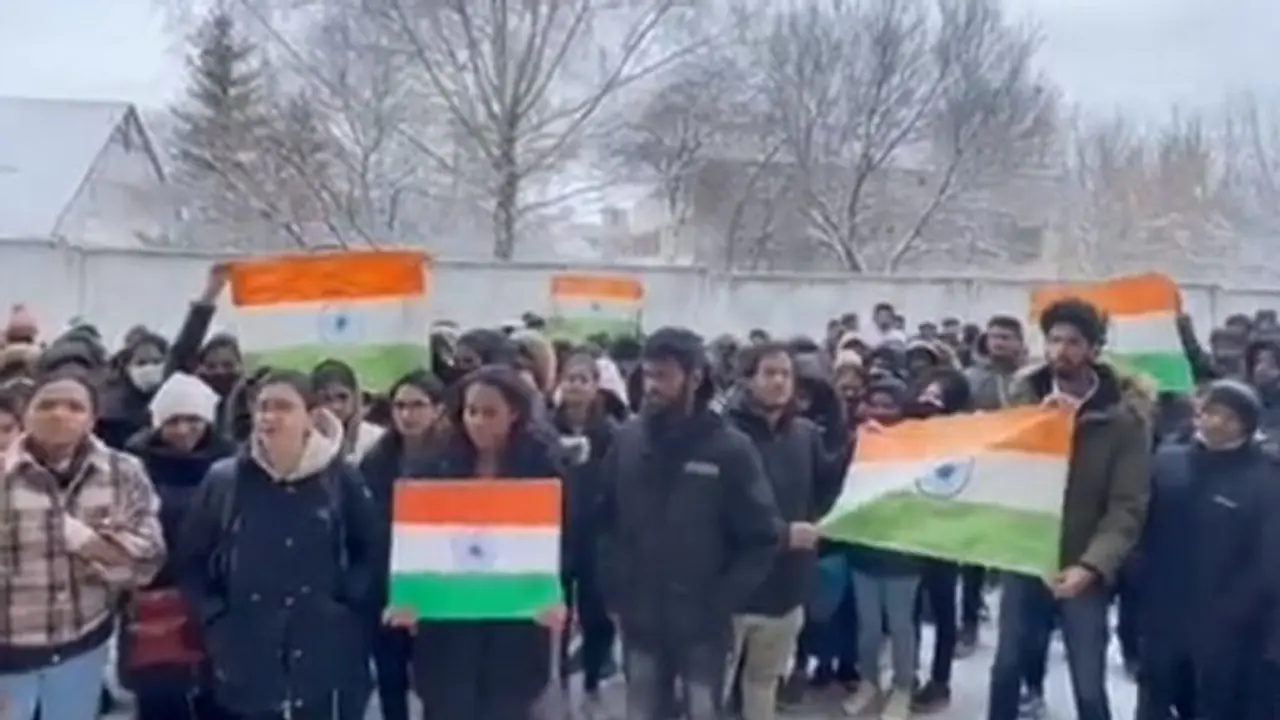 ट्रेन बस नहीं मिली तो भागकर पहुंचे पोलैंड, किसी के पास पानी नहीं तो कोई बिना खाने के पैदल चला ट्रेन बस नहीं मिली तो भागकर पहुंचे पोलैंड, किसी के पास पानी नहीं तो कोई बिना खाने के पैदल चला