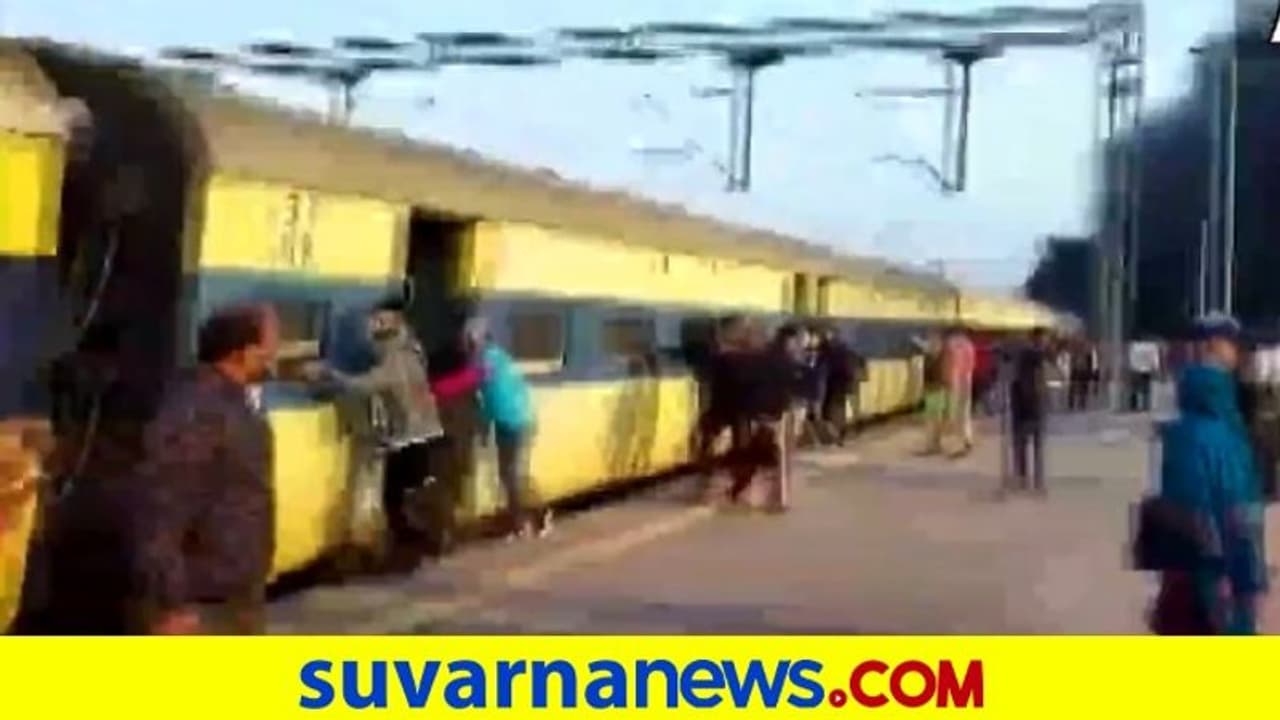 ಬೆಂಕಿಬಿದ್ದ ಬೋಗಿಯನ್ನು ನೂಕಿ ಬೇರ್ಪಡಿಸಿದ ರೈಲು ಪ್ರಯಾಣಿಕರು... ವಿಡಿಯೋ ವೈರಲ್
