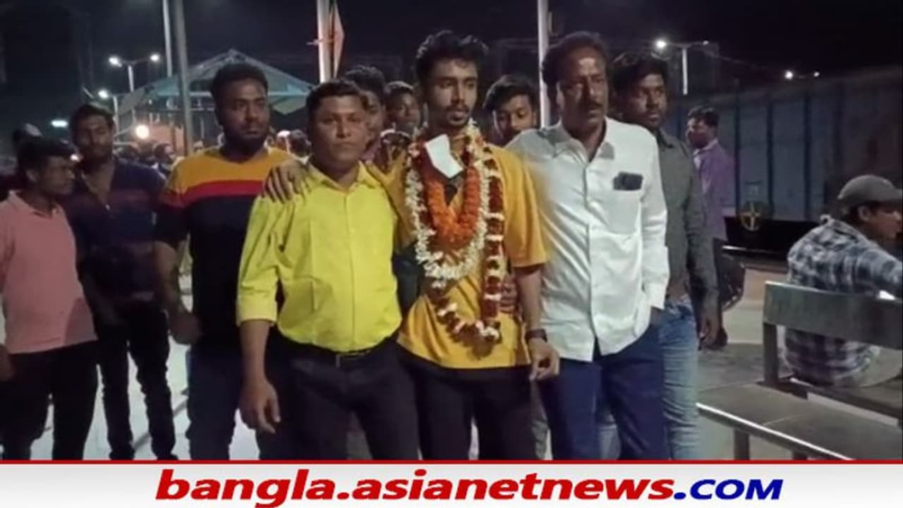 স্বস্তি ফিরছে বাংলাতেও, আশা আশঙ্কার দোলাচলের মধ্যেই যুদ্ধ বিধ্বস্ত ইউক্রেন থেকে বাড়ি ফিরল মালদহের সোহান স্বস্তি ফিরছে বাংলাতেও, আশা আশঙ্কার দোলাচলের মধ্যেই যুদ্ধ বিধ্বস্ত ইউক্রেন থেকে বাড়ি ফিরল মালদহের সোহান