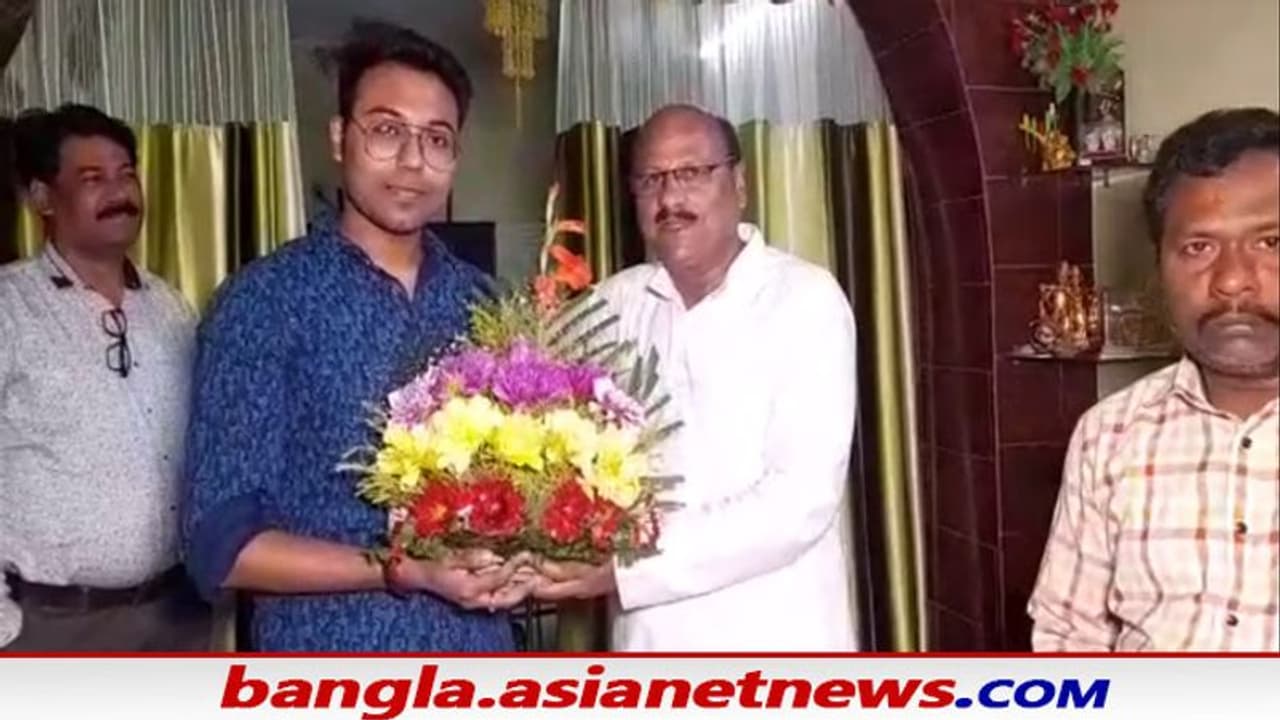 কাটল চিন্তার মেঘ, অবশেষে যুদ্ধ বিধ্বস্ত ইউক্রেন থেকে বাড়িতে ফিরলেন হালিশহরের ডাক্তারি পড়ুয়া সায়ন কাটল চিন্তার মেঘ, অবশেষে যুদ্ধ বিধ্বস্ত ইউক্রেন থেকে বাড়িতে ফিরলেন হালিশহরের ডাক্তারি পড়ুয়া সায়ন