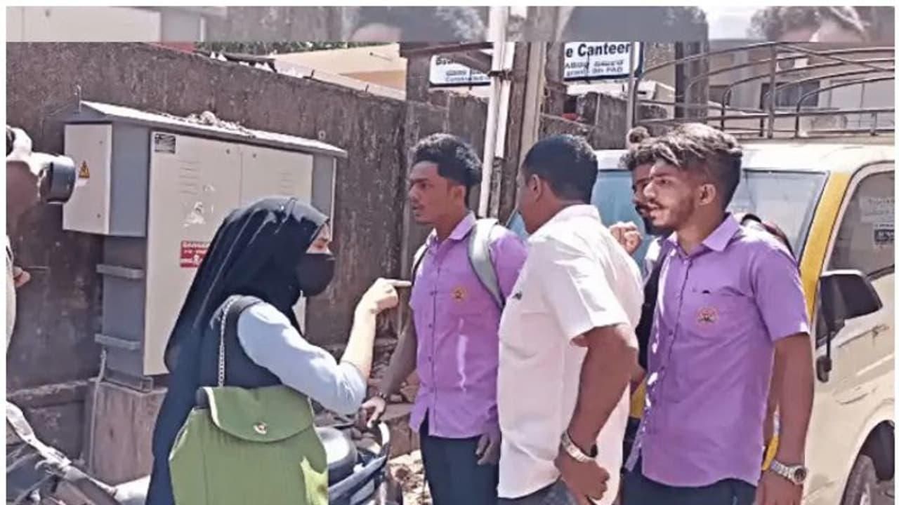 Hijab row : ഹിജാബ് ധരിച്ചെത്തിയ പെണ്‍കുട്ടികളെ വിലക്കി, സംഘര്‍ഷം; മംഗളൂരുവില്‍ കോളേജ് അടച്ചു