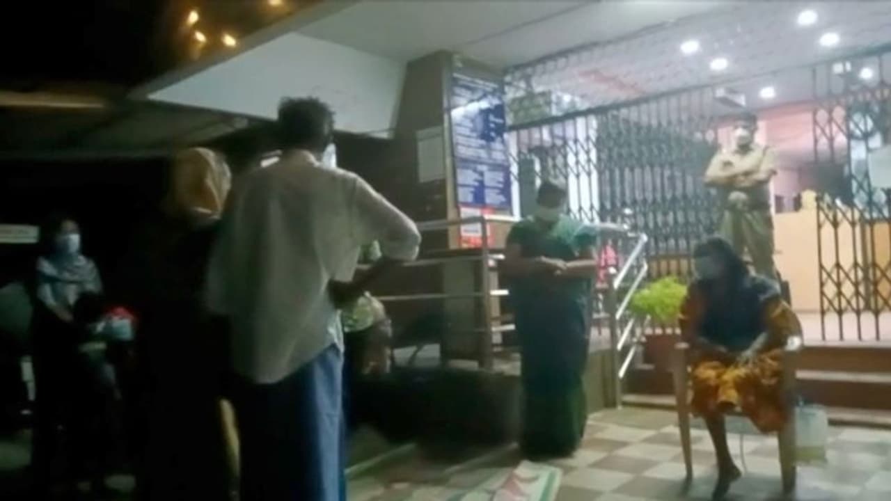 വടിവാളുമായി വീടാക്രമിച്ച് അക്രമി, പൊലീസ് സ്റ്റേഷന് ഉപരോധിച്ച് സ്ത്രീകള്; ഒടുവില് അറസ്റ്റ് വടിവാളുമായി വീടാക്രമിച്ച് അക്രമി, പൊലീസ് സ്റ്റേഷന് ഉപരോധിച്ച് സ്ത്രീകള്; ഒടുവില് അറസ്റ്റ്