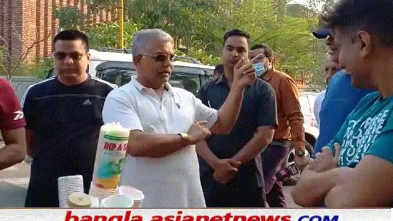 'বাড়ির বাইরে না বেরিয়েই বড়বড় মন্তব্য', লকেটের নাম নিয়েই তোপ দিলীপের 'বাড়ির বাইরে না বেরিয়েই বড়বড় মন্তব্য', লকেটের নাম নিয়েই তোপ দিলীপের