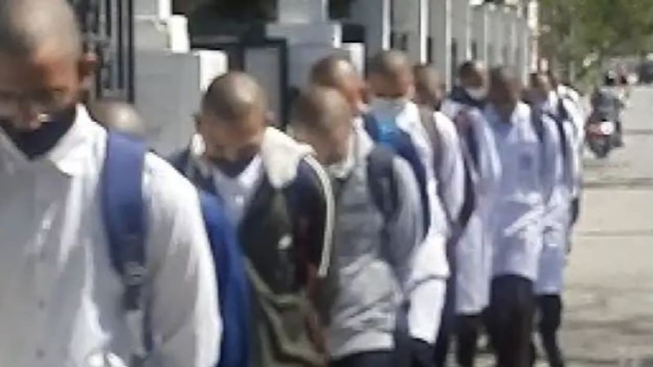 'ലാബ് കോട്ടണിഞ്ഞ്, കൈ പിന്നില് കെട്ടി, തല മുണ്ഡനം ചെയ്ത് റോഡിലൂടെ നടത്തി'; മെഡിക്കല് കോളേജില് റാഗിംഗ് 'ലാബ് കോട്ടണിഞ്ഞ്, കൈ പിന്നില് കെട്ടി, തല മുണ്ഡനം ചെയ്ത് റോഡിലൂടെ നടത്തി'; മെഡിക്കല് കോളേജില് റാഗിംഗ്