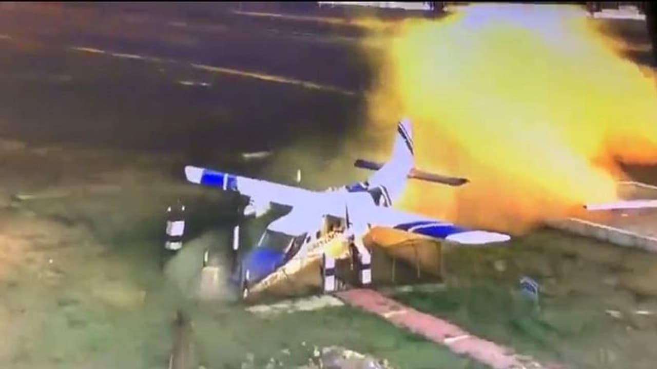 चकेरी एयरपोर्ट के रनवे पर फिसला विमान और लगी आग, वीडियो हो रहा वायरल चकेरी एयरपोर्ट के रनवे पर फिसला विमान और लगी आग, वीडियो हो रहा वायरल