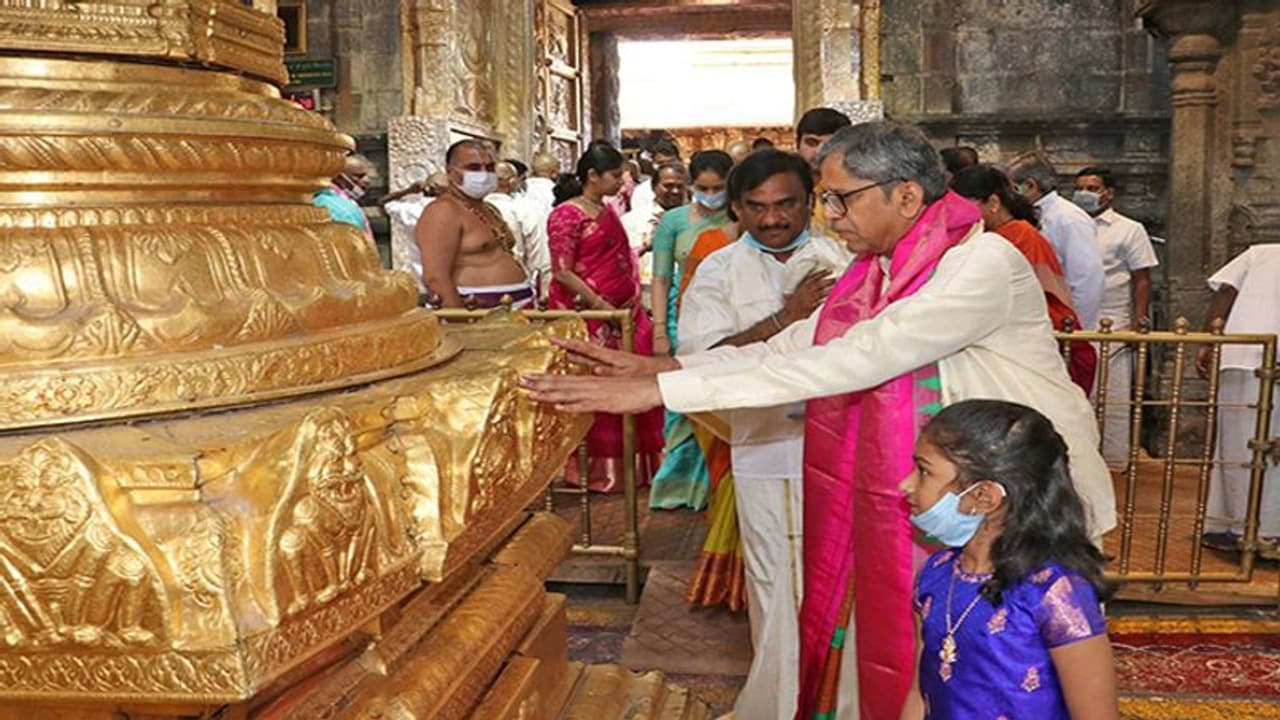 कोरोना जैसी महामारी दुनिया में फिर कभी न आए, तिरुमाला में सीजेआई एनवी रमना ने की प्रार्थना