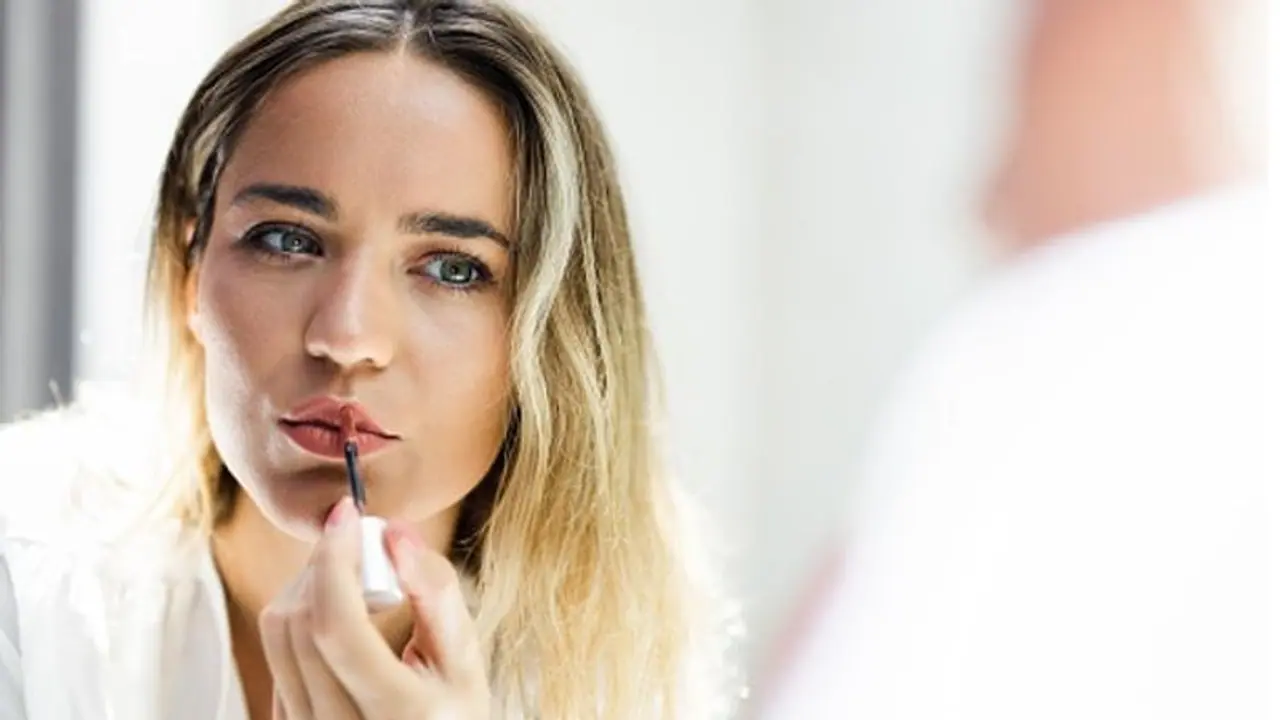 এই কয়টি কৌশলে ঠিক করুন ঠোঁটের আকার, জেনে নিন কীভাবে পাবেন পারফেক্ট লিপ এই কয়টি কৌশলে ঠিক করুন ঠোঁটের আকার, জেনে নিন কীভাবে পাবেন পারফেক্ট লিপ