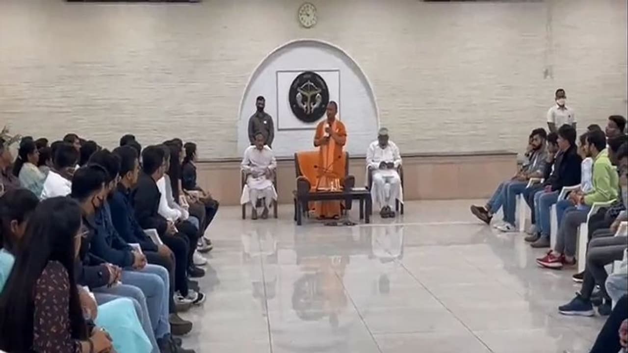 यूक्रेन से वापस आए छात्रों से सीएम योगी ने की मुलाकात, कहा भारत सरकार और उप्र लगातार कर रहा है प्रयास यूक्रेन से वापस आए छात्रों से सीएम योगी ने की मुलाकात, कहा भारत सरकार और उप्र लगातार कर रहा है प्रयास