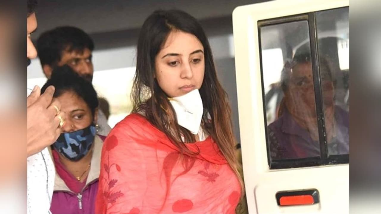 Sanjjanaa Galrani : கர்ப்பமாக இருக்கும் நடிகைக்கு வாட்ஸ் அப்பில் ஆபாச மெசேஜ் அனுப்பிய பிரபலத்தின் மகன் கைது Sanjjanaa Galrani : கர்ப்பமாக இருக்கும் நடிகைக்கு வாட்ஸ் அப்பில் ஆபாச மெசேஜ் அனுப்பிய பிரபலத்தின் மகன் கைது