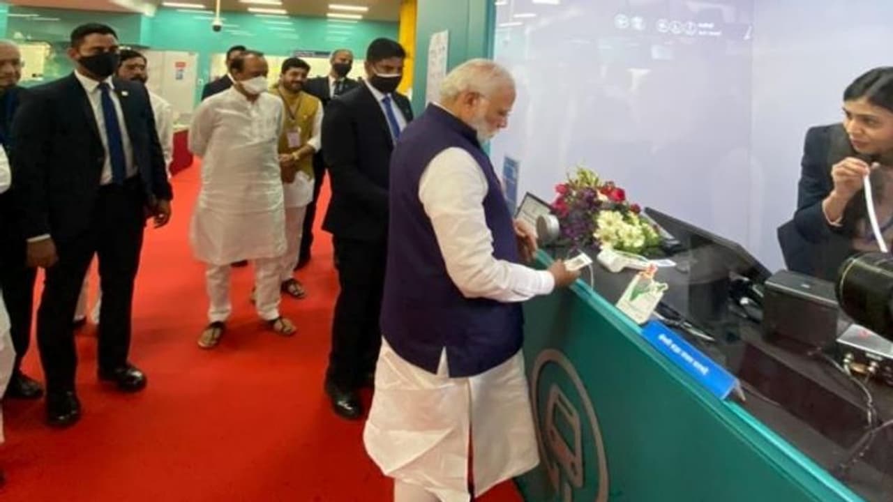 పూణే మెట్రో ప్రారంభించిన ప్రధాని మోదీ... టికెట్ తీసుకుని మరీ చిన్నారులతో ప్రయాణం పూణే మెట్రో ప్రారంభించిన ప్రధాని మోదీ... టికెట్ తీసుకుని మరీ చిన్నారులతో ప్రయాణం