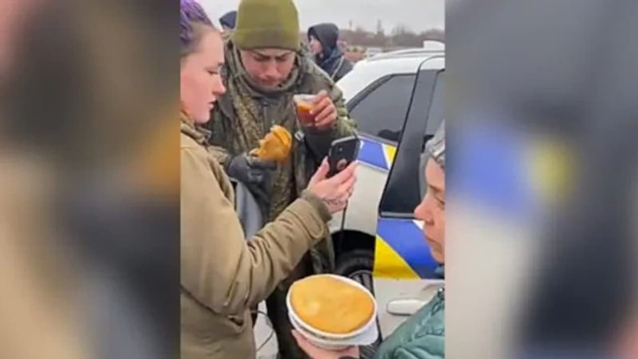 Russia Ukraine : യുദ്ധത്തിനും തകര്‍ക്കുവാനാകാത്ത കരുണ; വൈറലായി വീഡിയോ