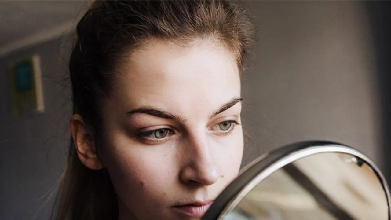 নাকের ওপর উঁকি মারছে সাদা চুল, প্যানিক না করে চিকিৎসকের পরামর্শ নিন, মিলবে সমাধান