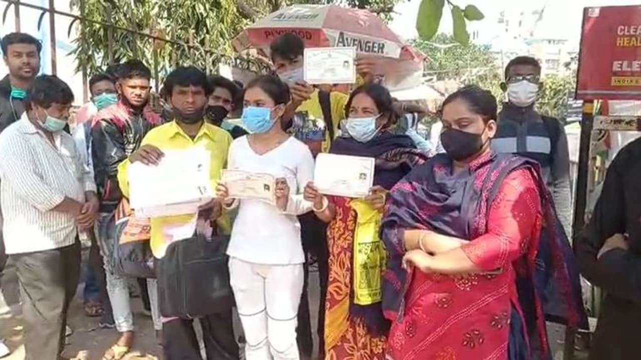 রাত পোহালেই শুরু মাধ্যমিক, অ্যাডমিট কার্ড না পেয়ে বিক্ষোভ পরীক্ষার্থীদের রাত পোহালেই শুরু মাধ্যমিক, অ্যাডমিট কার্ড না পেয়ে বিক্ষোভ পরীক্ষার্থীদের