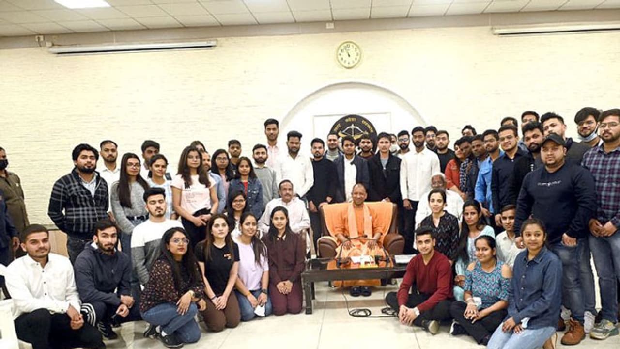 यूक्रेन से लोटे बच्चों ने CM योगी से मुलाकात के बाद कहा मोदी हैं तो मुमकिन है हर मुश्किल काम यूक्रेन से लोटे बच्चों ने CM योगी से मुलाकात के बाद कहा मोदी हैं तो मुमकिन है हर मुश्किल काम