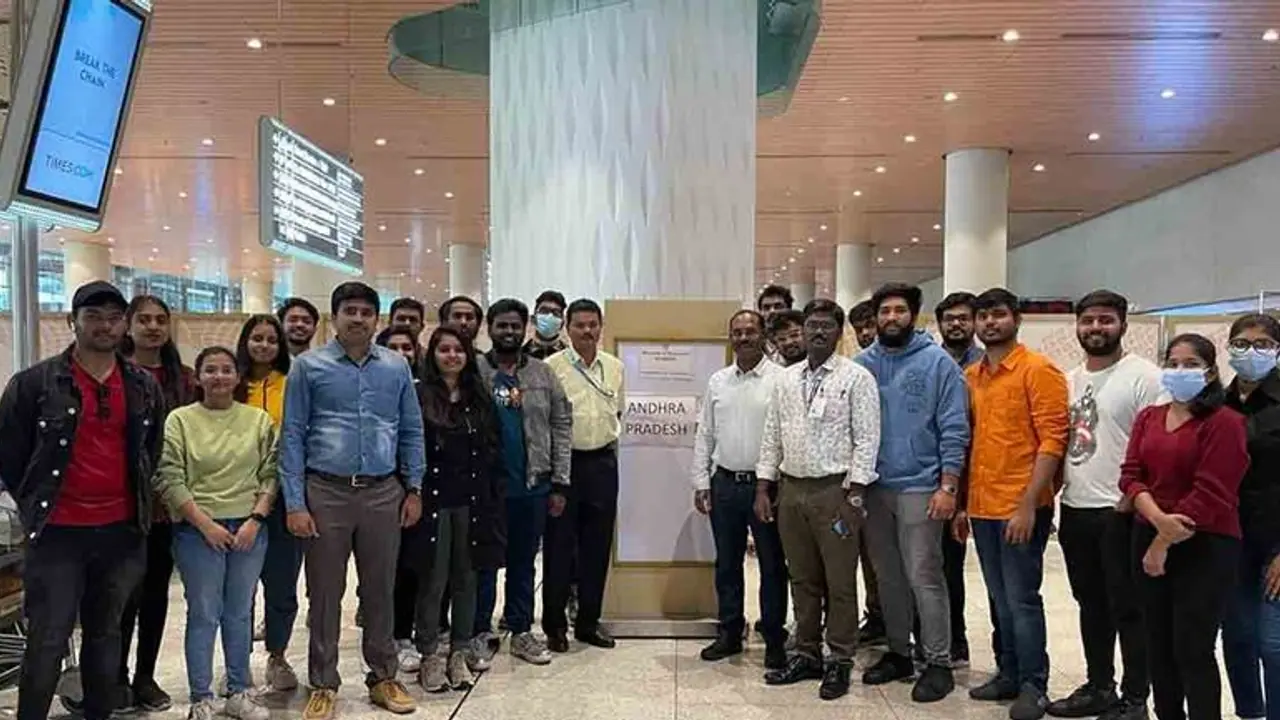 Russia Ukraine Crisis: ఉక్రెయిన్ నుంచి స్వదేశానికి చేరుకున్న మరో 133 మంది తెలుగు విద్యార్థులు Russia Ukraine Crisis: ఉక్రెయిన్ నుంచి స్వదేశానికి చేరుకున్న మరో 133 మంది తెలుగు విద్యార్థులు