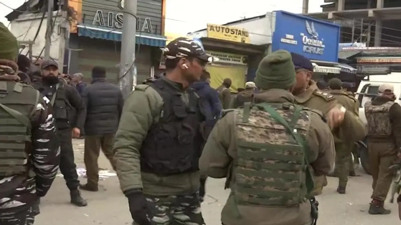 श्रीनगर के हरि सिंह हाई स्ट्रीट पर आतंकियों ने ग्रेनेड से किया हमला, 1 की मौत, 21 घायल श्रीनगर के हरि सिंह हाई स्ट्रीट पर आतंकियों ने ग्रेनेड से किया हमला, 1 की मौत, 21 घायल