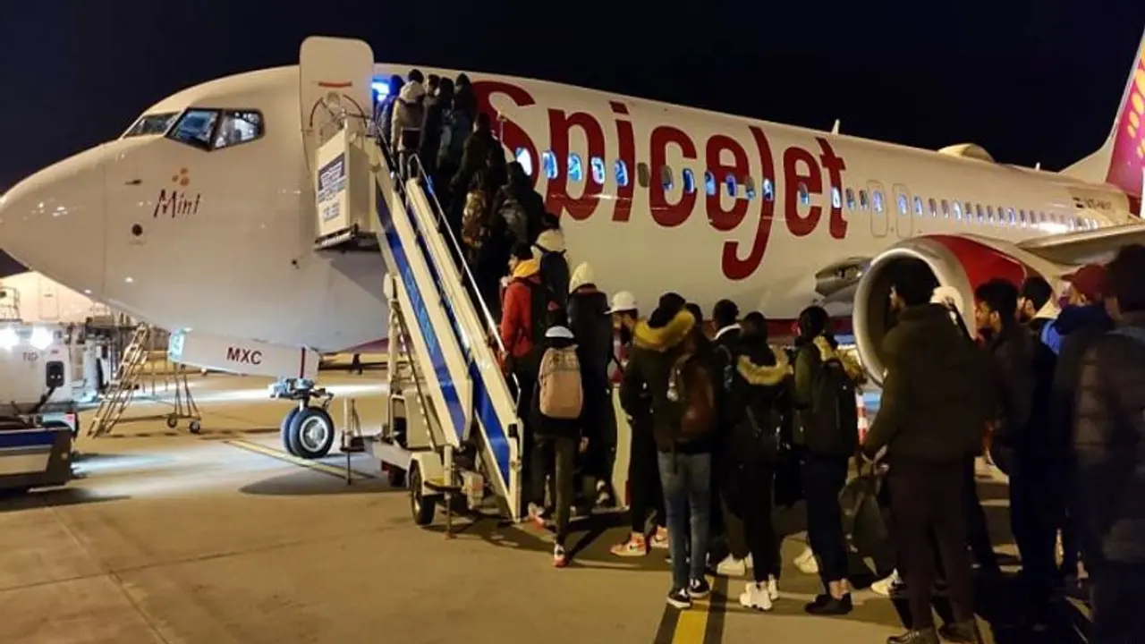 सुमी से सुरक्षित लौटा बेटा तो रो पड़े कश्मीर के संजय पंडित, बोले ये मेरा नहीं, मोदीजी का बेटा वापस लौटा है सुमी से सुरक्षित लौटा बेटा तो रो पड़े कश्मीर के संजय पंडित, बोले ये मेरा नहीं, मोदीजी का बेटा वापस लौटा है