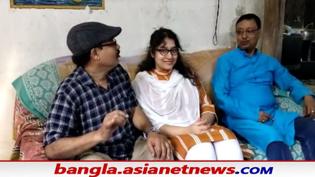 ভারতের জাতীয় পতাকাই আমাদের প্রাণ বাঁচিয়েছে, দাবি ইউক্রেন ফেরত ইছাপুরের দেবারতির ভারতের জাতীয় পতাকাই আমাদের প্রাণ বাঁচিয়েছে, দাবি ইউক্রেন ফেরত ইছাপুরের দেবারতির