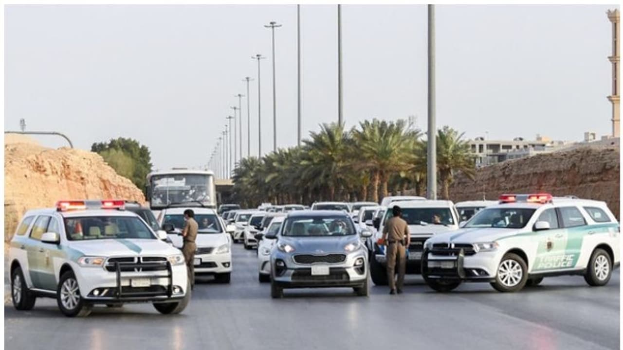 Illegals Arrested : സൗദിയില് കര്ശന പരിശോധന തുടരുന്നു; ഒരാഴ്ചക്കിടെ 13,771 നിയമലംഘകര് അറസ്റ്റില് Illegals Arrested : സൗദിയില് കര്ശന പരിശോധന തുടരുന്നു; ഒരാഴ്ചക്കിടെ 13,771 നിയമലംഘകര് അറസ്റ്റില്