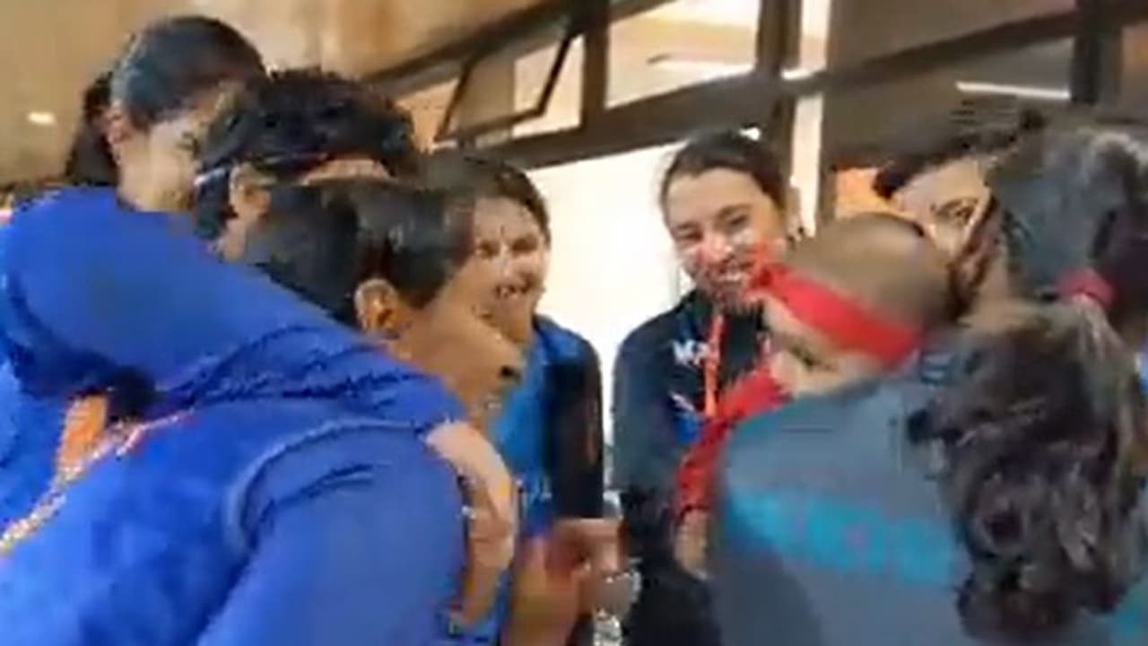 INDvPAK ಪಂದ್ಯ ಗೆದ್ದ ಬಳಿಕ ಪಾಕ್ ನಾಯಕಿ ಮುದ್ದು ಕಂದನ ಜೊತೆ ಭಾರತ ಮಹಿಳಾ ಕ್ರಿಕೆಟಿಗರ ಮಧುರ ಕ್ಷಣ ವಿಡಿಯೋ ವೈರಲ್! INDvPAK ಪಂದ್ಯ ಗೆದ್ದ ಬಳಿಕ ಪಾಕ್ ನಾಯಕಿ ಮುದ್ದು ಕಂದನ ಜೊತೆ ಭಾರತ ಮಹಿಳಾ ಕ್ರಿಕೆಟಿಗರ ಮಧುರ ಕ್ಷಣ ವಿಡಿಯೋ ವೈರಲ್!