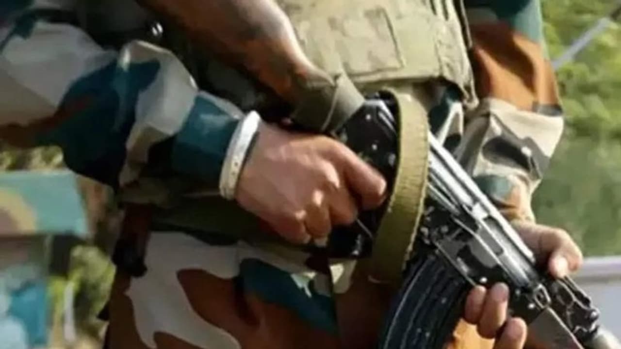 బంగ్లాదేశ్ బార్డర్లో స్మగ్లర్లు.. అర్ధరాత్రి ఎన్కౌంటర్లో ఓ స్మగ్లర్ హతం బంగ్లాదేశ్ బార్డర్లో స్మగ్లర్లు.. అర్ధరాత్రి ఎన్కౌంటర్లో ఓ స్మగ్లర్ హతం