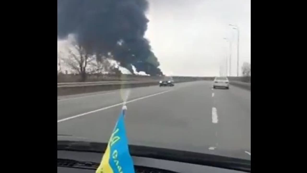 রাশিয়া ইউক্রেন যুদ্ধের ভয়ঙ্কর ভিডিও, মাত্র ৮টি রকেট ধ্বংস করে দিল একটি আস্ত বিমানবন্দর