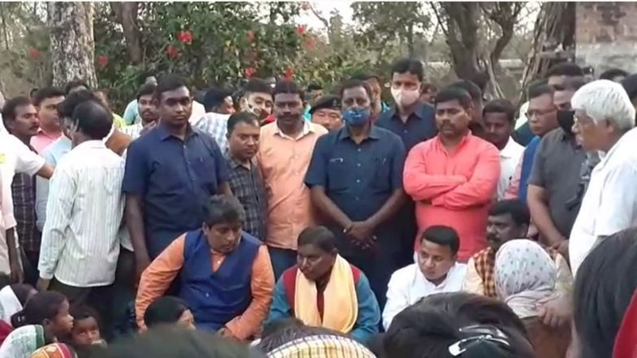 পুরুলিয়ায় আদিবাসী যুবকের মৃত্যু ঘিরে রাজনৈতিক তরজা, পরিবারের পাশে থাকার আশ্বাস অর্জুন মুন্ডার পুরুলিয়ায় আদিবাসী যুবকের মৃত্যু ঘিরে রাজনৈতিক তরজা, পরিবারের পাশে থাকার আশ্বাস অর্জুন মুন্ডার