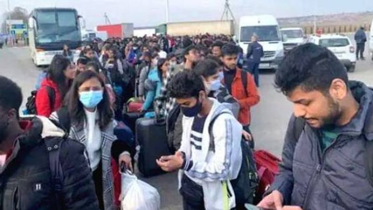 Russia Ukraine War: தண்ணீர், உணவு கிடைக்கல..5 நாட்கள் பாதாளத்தில் இருந்தோம்.. மீண்ட தமிழ் மாணவர்கள் பகீர்.. Russia Ukraine War: தண்ணீர், உணவு கிடைக்கல..5 நாட்கள் பாதாளத்தில் இருந்தோம்.. மீண்ட தமிழ் மாணவர்கள் பகீர்..