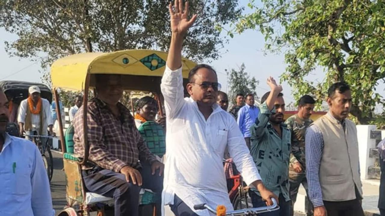 जब कांगेस विधायक ने रिक्शा चालक से कराया ब्रिज का उद्घाटन, तो BJP सांसद ने कराई FIR, जानिए क्या है पूरा मामला