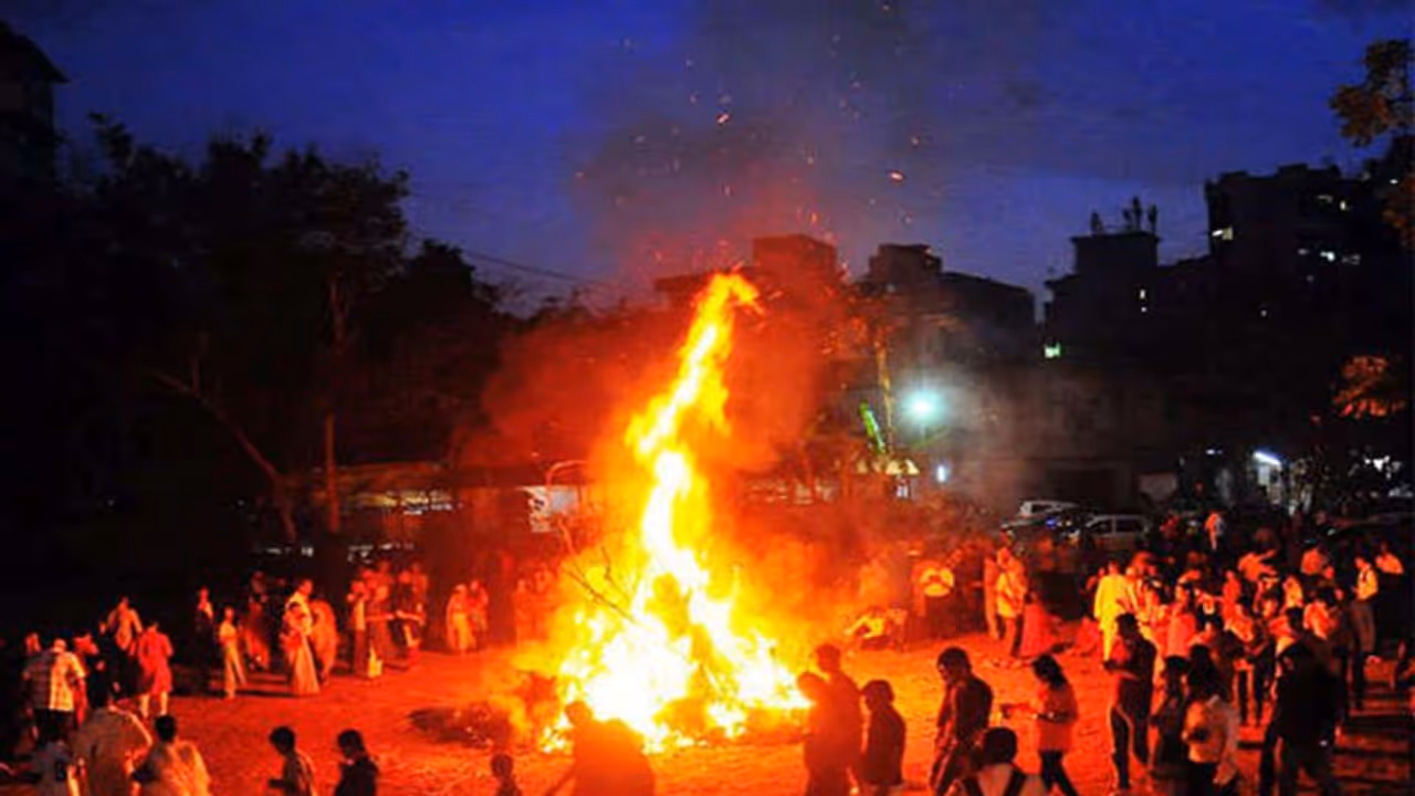 Holi 2022: 17 मार्च को रात 1 बजे तक रहेगी भद्रा, किस समय करें होलिका दहन? जानिए और भी खास बातें