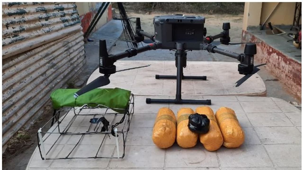 Drone : ഇന്ത്യാ പാക് അതിർത്തിയിൽ ഡ്രോൺ സാന്നിധ്യം, വെടിവെച്ചിട്ട് ബിഎസ്എഫ്, ലഹരിവസ്തുക്കളും പിടികൂടി Drone : ഇന്ത്യാ പാക് അതിർത്തിയിൽ ഡ്രോൺ സാന്നിധ്യം, വെടിവെച്ചിട്ട് ബിഎസ്എഫ്, ലഹരിവസ്തുക്കളും പിടികൂടി