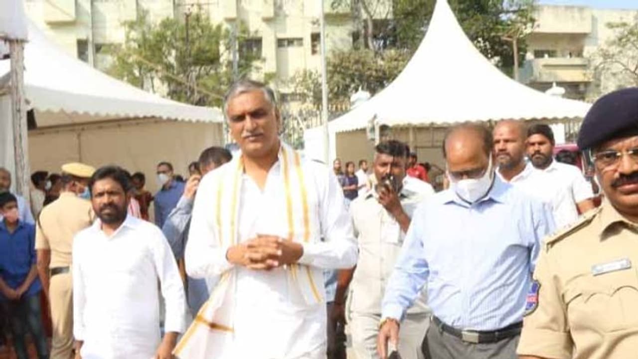 Telangana Assembly Budget Session 2022: స్పీకర్కి బడ్జెట్ ప్రతులు అందించిన హరీష్ Telangana Assembly Budget Session 2022: స్పీకర్కి బడ్జెట్ ప్రతులు అందించిన హరీష్