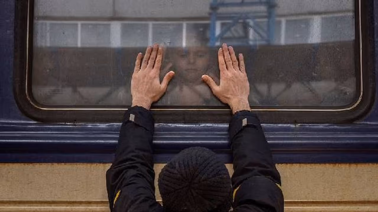 Ukraine crisis : ഹൃദയഭേദകം ഈ കാഴ്ചകൾ, നെഞ്ചുപൊട്ടി മകളോട് യാത്ര പറയുന്ന അച്ഛൻ, കണ്ണീര് വീണ് മണ്ണ് Ukraine crisis : ഹൃദയഭേദകം ഈ കാഴ്ചകൾ, നെഞ്ചുപൊട്ടി മകളോട് യാത്ര പറയുന്ന അച്ഛൻ, കണ്ണീര് വീണ് മണ്ണ്