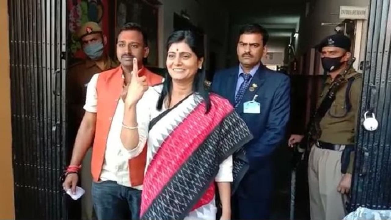 यूपी चुनाव: मतदान के बाद अनुप्रिया बोलीं हम सिर्फ शिलान्यास की श्रृंखला नहीं लगाते, उसे लोकार्पण तक ले जाते यूपी चुनाव: मतदान के बाद अनुप्रिया बोलीं हम सिर्फ शिलान्यास की श्रृंखला नहीं लगाते, उसे लोकार्पण तक ले जाते