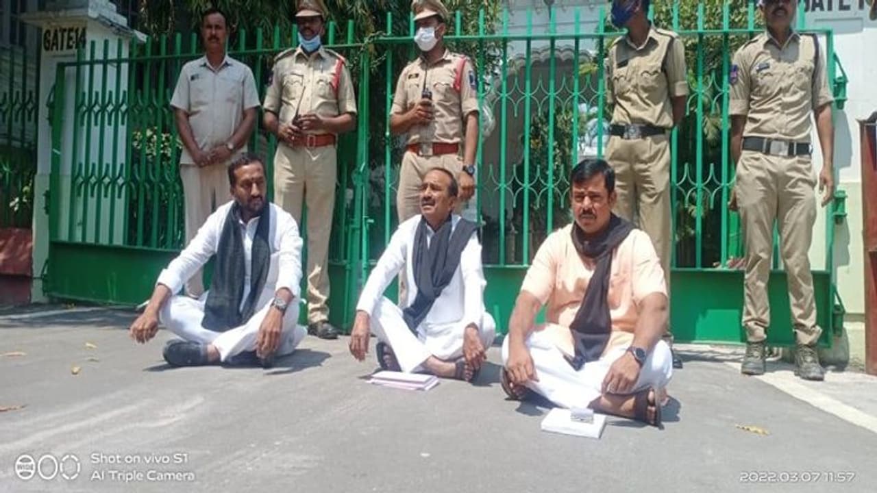 Telangana: ప్రజాస్వామ్య చరిత్రతో చీకటి రోజు.. స్పీకర్ నిర్ణయం పై బీజేపీ ఎమ్మెల్యేల ఫైర్ ! Telangana: ప్రజాస్వామ్య చరిత్రతో చీకటి రోజు.. స్పీకర్ నిర్ణయం పై బీజేపీ ఎమ్మెల్యేల ఫైర్ !