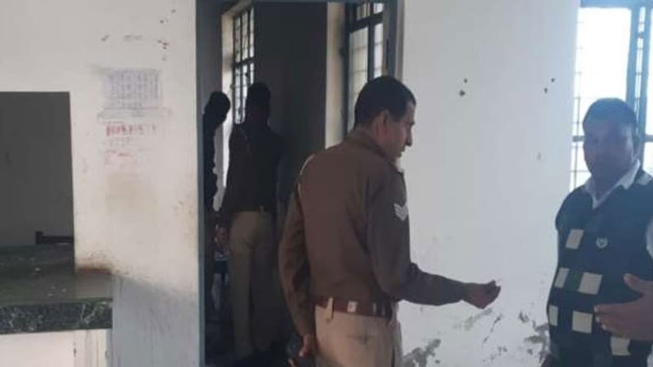 बुलंदशहर में छात्रवास में गैस सिलेंडर फटने से बड़ा हादसा, 13 छात्र झुलसे बुलंदशहर में छात्रवास में गैस सिलेंडर फटने से बड़ा हादसा, 13 छात्र झुलसे