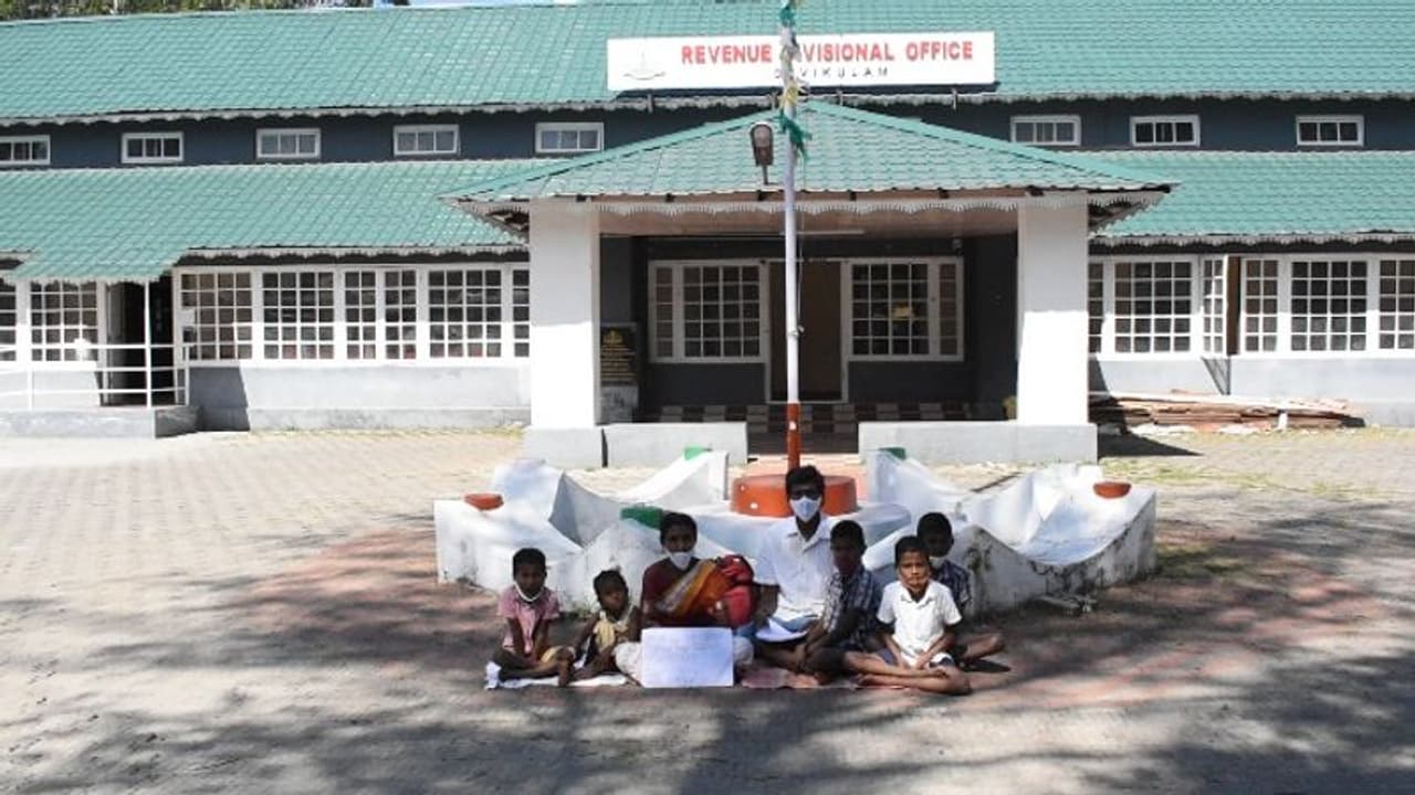 അംഗൻവാടിയിൻ നിന്ന് പിരിച്ചുവിട്ട ഭാര്യയെ തിരിച്ചെടുക്കണമെന്ന് ആവശ്യപ്പെട്ട് ഭർത്താവിന്റെ നിരാഹാര സമരം