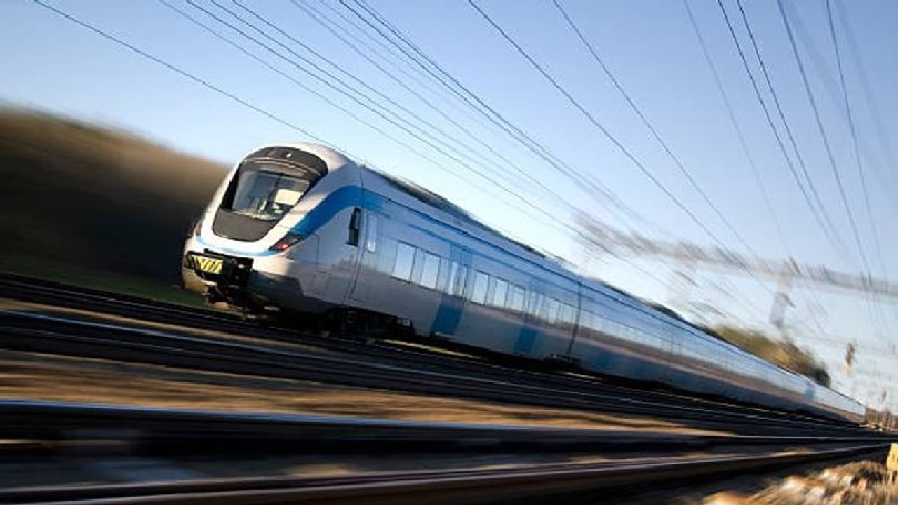 লাগে না জ্বালানি বা বিদ্যুত, নিজে থেকে চার্জ হয়ে মাইলের পর মাইল ছোটে এই ট্রেন লাগে না জ্বালানি বা বিদ্যুত, নিজে থেকে চার্জ হয়ে মাইলের পর মাইল ছোটে এই ট্রেন