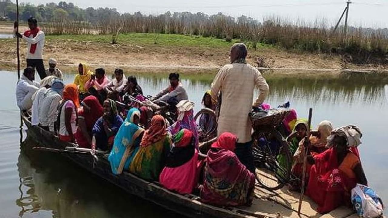 UP Chunav 2022: चंदौली में दिखा मतदाताओं में गजब का उत्साह, नाव से वोट डालने आए लोग UP Chunav 2022: चंदौली में दिखा मतदाताओं में गजब का उत्साह, नाव से वोट डालने आए लोग