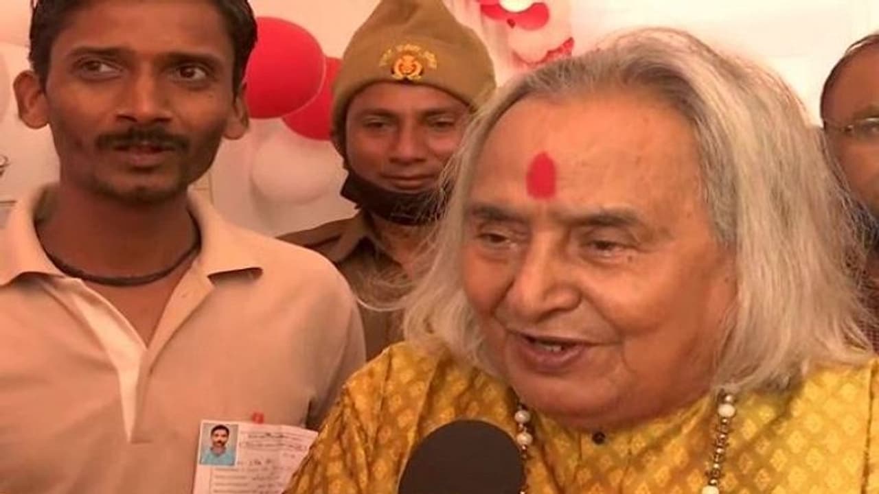 यूपी चुनाव: काशी में पंडित छन्नूलाल मिश्रा ने मतदान कर लोगों से की अपील, कहा हर वोट के हैं मायने यूपी चुनाव: काशी में पंडित छन्नूलाल मिश्रा ने मतदान कर लोगों से की अपील, कहा हर वोट के हैं मायने