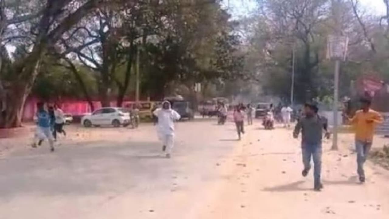 यूपी चुनाव: सातवें चरण के मतदान के बीच चंदौली के पोलिंग बूथ पर मधुमक्खियों का हमला यूपी चुनाव: सातवें चरण के मतदान के बीच चंदौली के पोलिंग बूथ पर मधुमक्खियों का हमला